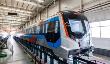 津静市域（郊）铁路首列电动客车进驻梨园头车辆段 