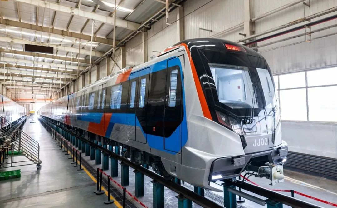 津静市域（郊）铁路首列电动客车进驻梨园头车辆段 