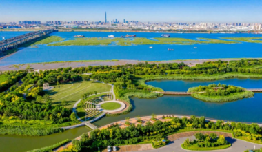 中新天津生态城 盐碱荒滩如何长出美丽海湾