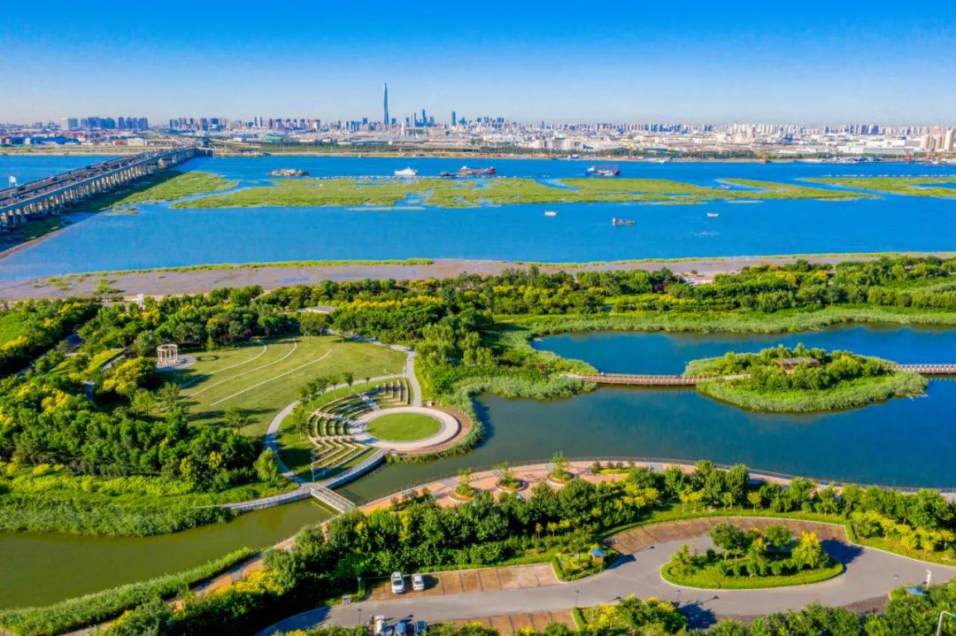 中新天津生态城 盐碱荒滩如何长出美丽海湾