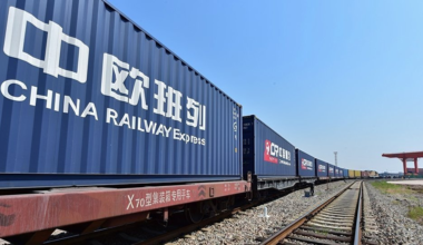 天津首趟中欧班列新能源汽车出口专列东疆出发